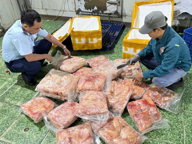 150 kg ức gà không rõ nguồn gốc, xuất xứ.