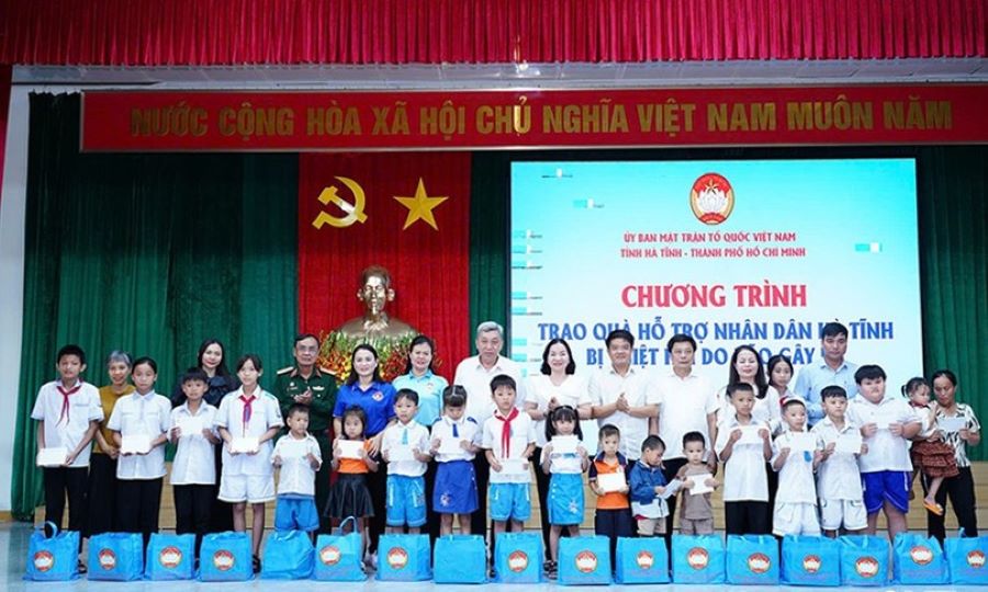 Phó Chủ tịch Thường trực Ủy ban MTTQ Việt Nam TP. Hồ Chí Minh Trương Thị Bích Hạnh cùng đoàn tặng quà đến học sinh khó khăn xã Cổ Đạm.