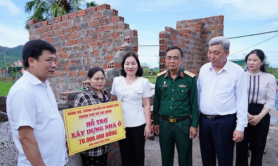 Trao hỗ trợ xây dựng nhà ở cho chị Hoàng Thị Phượng.