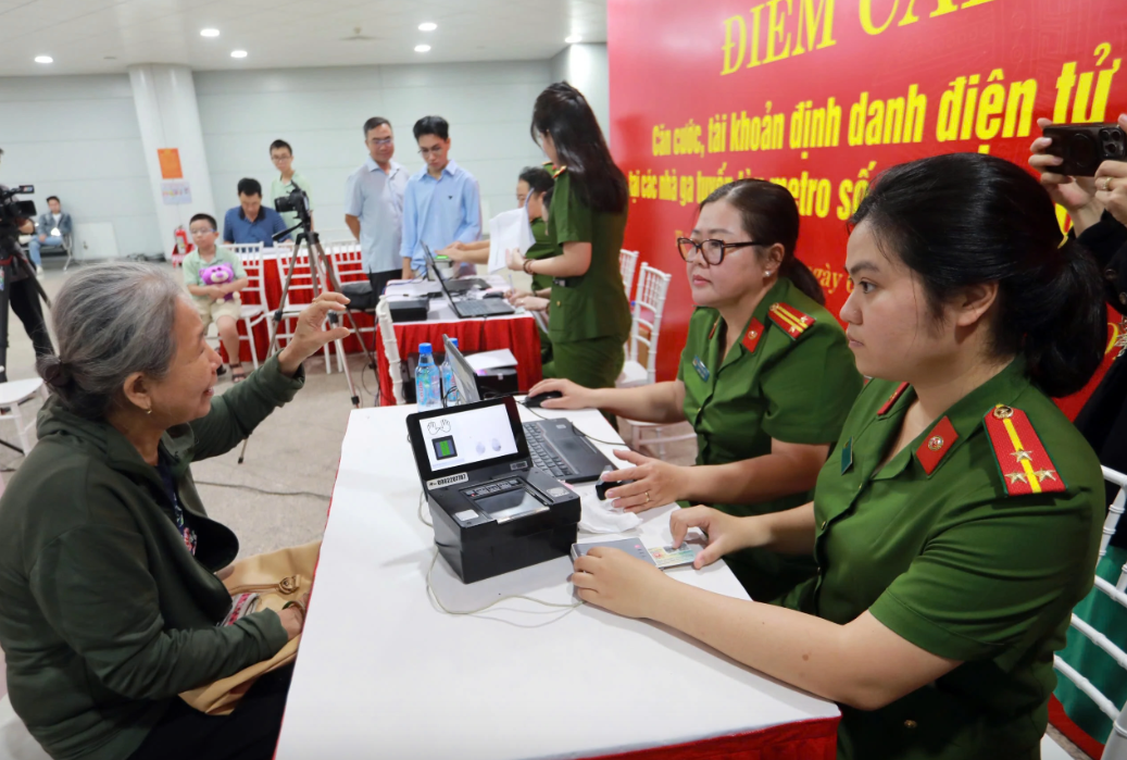 Công an TP. HCM thiết lập đường dây nóng hỗ trợ người dân đăng ký cư trú và căn cước
