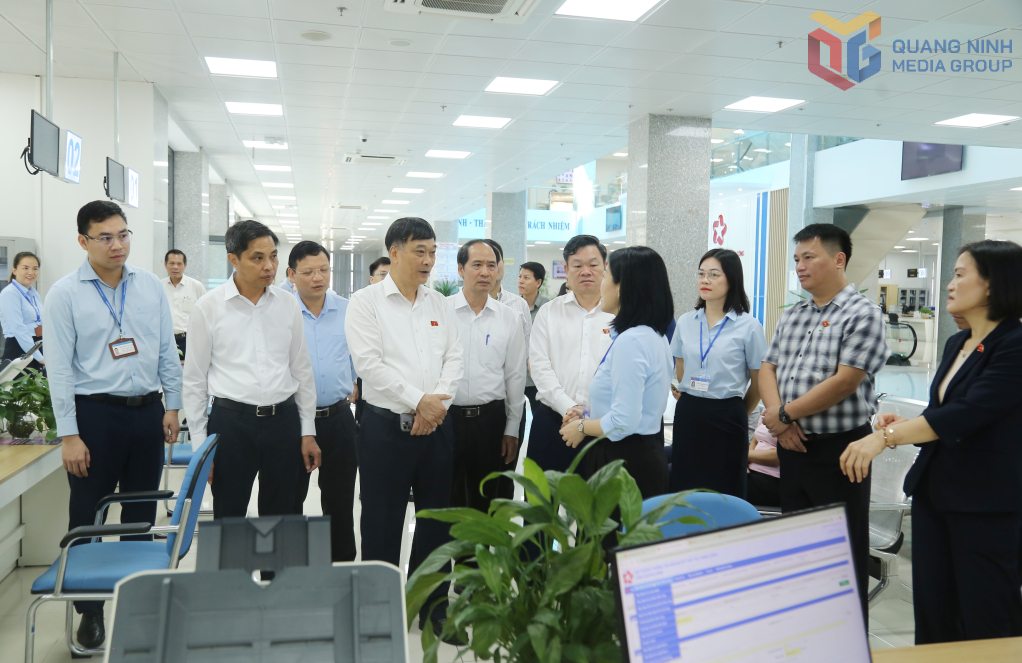 Phó Chủ tịch Quốc hội Vũ Hồng Thanh cùng đoàn công tác khảo sát tại Trung tâm Phục vụ Hành chính công tỉnh Quảng Ninh.