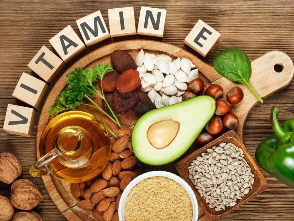 Vitamin E Là “lá chắn” tự nhiên chống lại tác hại từ tia UV, vitamin E giúp hạn chế nếp nhăn, chảy xệ và ung thư da. Khi kết hợp với vitamin C, vitamin E tăng cường khả năng bảo vệ màng tế bào.