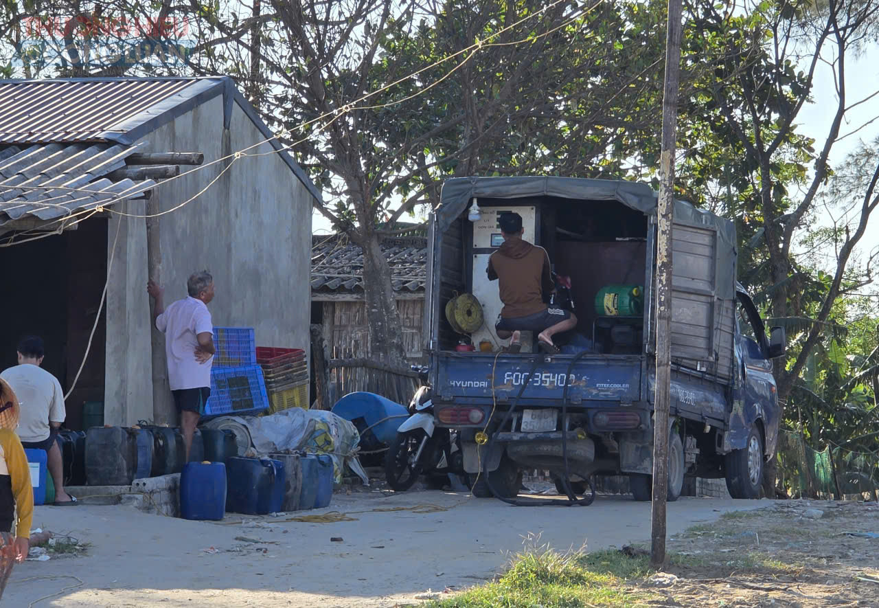 Cảnh báo tình trạng dùng xe tải chở trụ bơm bán xăng dầu dạo
