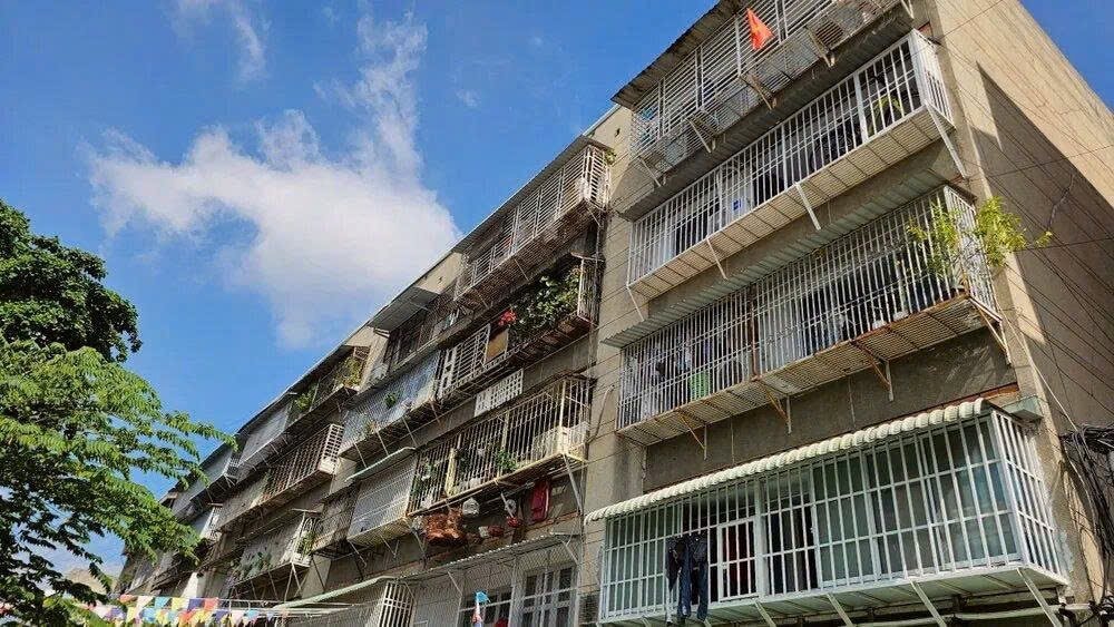 Nhiều cư dân tại các chung cư cũ thường quây kín ban công bằng lồng sắt nhằm tăng diện tích sử dụng và đảm bảo an ninh