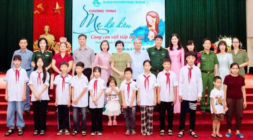 Hội Liên hiệp Phụ nữ phường Xuân Hòa (Phú Thọ) kết nối đỡ đầu 11 trẻ em mồ côi. Hội Liên hiệp Phụ nữ phường Xuân Hòa (Phú Thọ) kết nối đỡ đầu 11 trẻ em mồ côi.