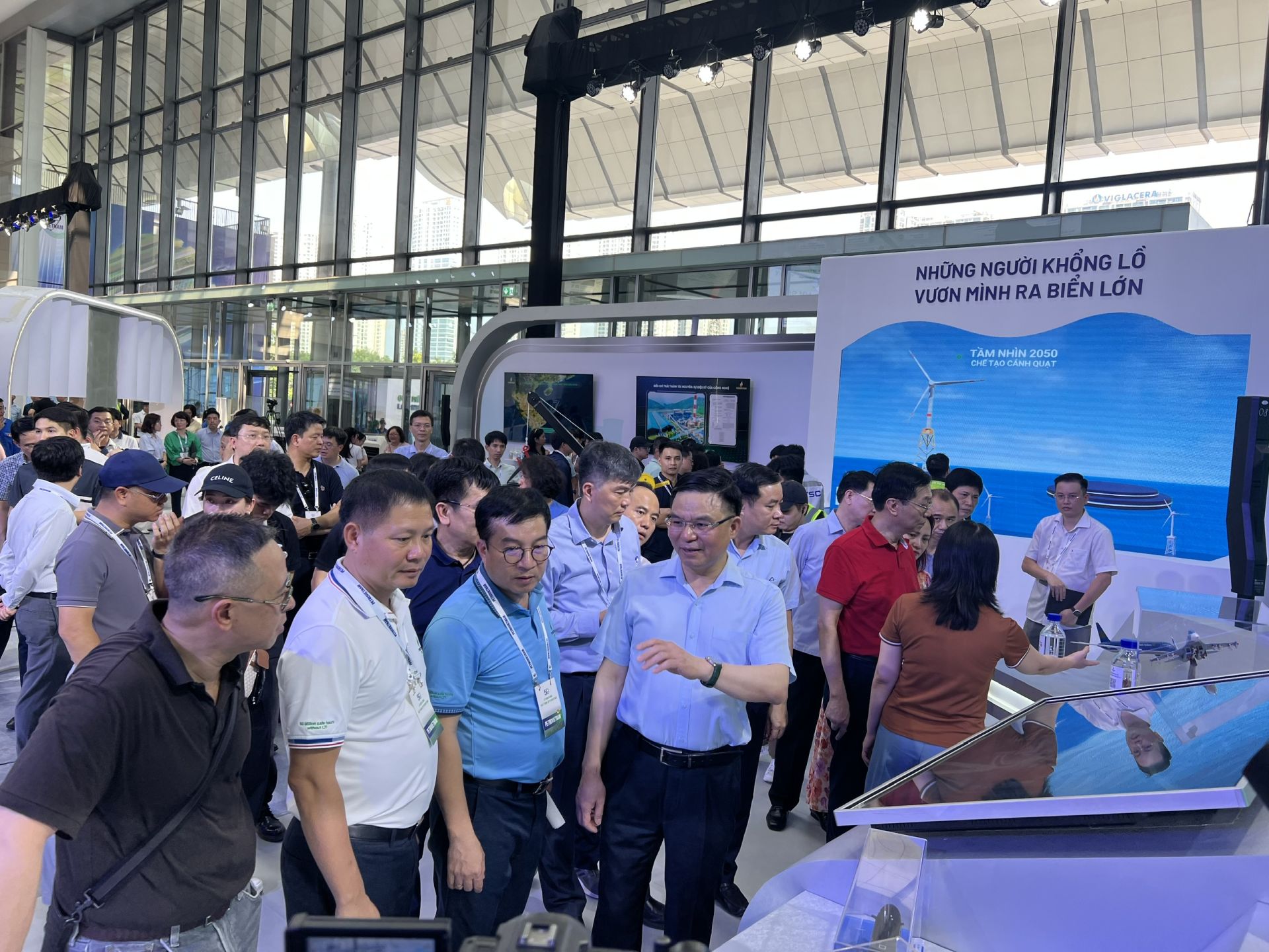 Chủ tịch HĐTV Petrovietnam Lê Mạnh Hùng (ngoài cùng bên phải, hàng trên) kiểm tra công tác thiết kế, lắp đặt các gian hàng tham gia Triển lãm Chủ tịch HĐTV Petrovietnam Lê Mạnh Hùng (ngoài cùng bên phải, hàng trên) kiểm tra công tác thiết kế, lắp đặt các gian hàng tham gia Triển lãm