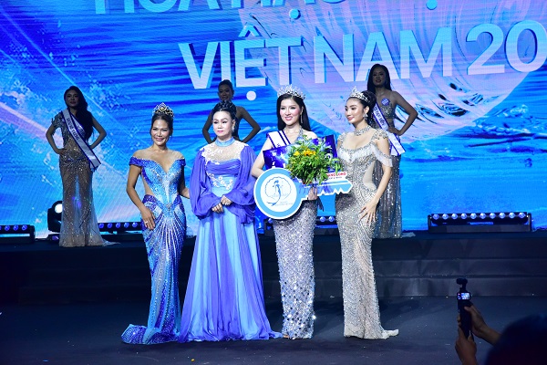 Trao giải Á hậu 3