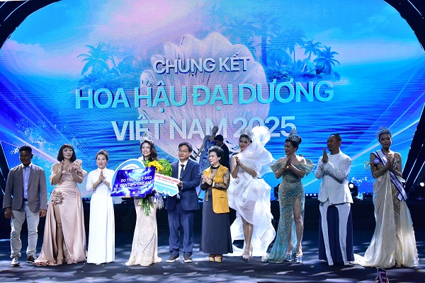 Hoa hậu Đại Dương 2025 Nguyễn Thanh Thảo nhận quà và chụp ảnh cùng các nhà tài trợ và BTC