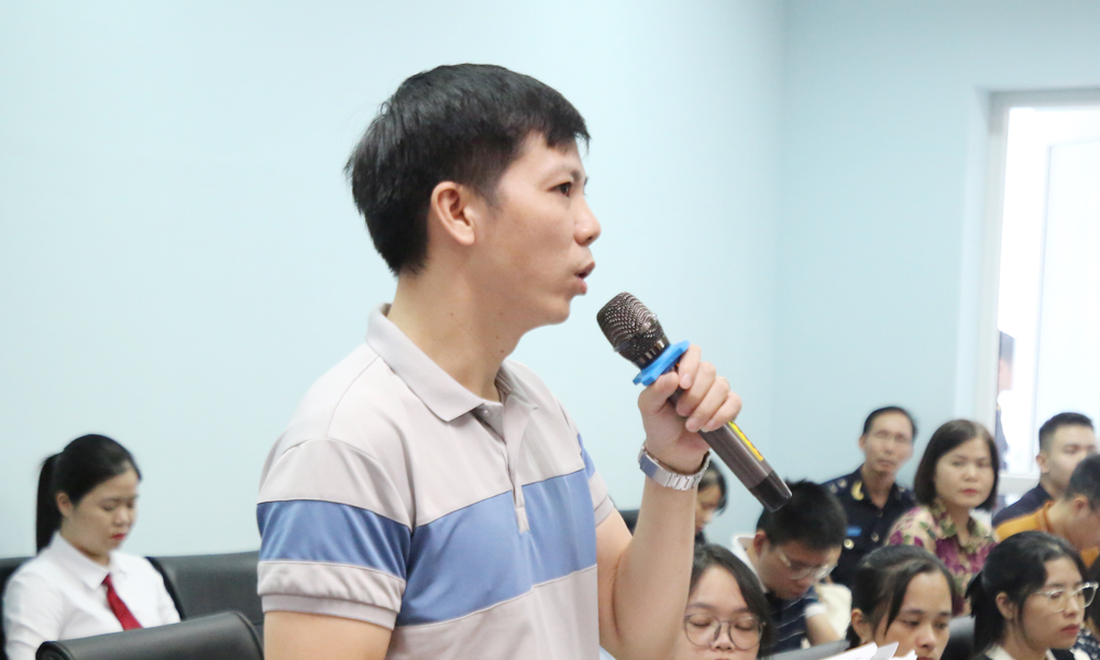 Đại diện Công ty trách nhiệm hữu hạn New Wing, Khu công nghiệp Vân Trung nêu một số vấn đề về thủ tục hải quan.