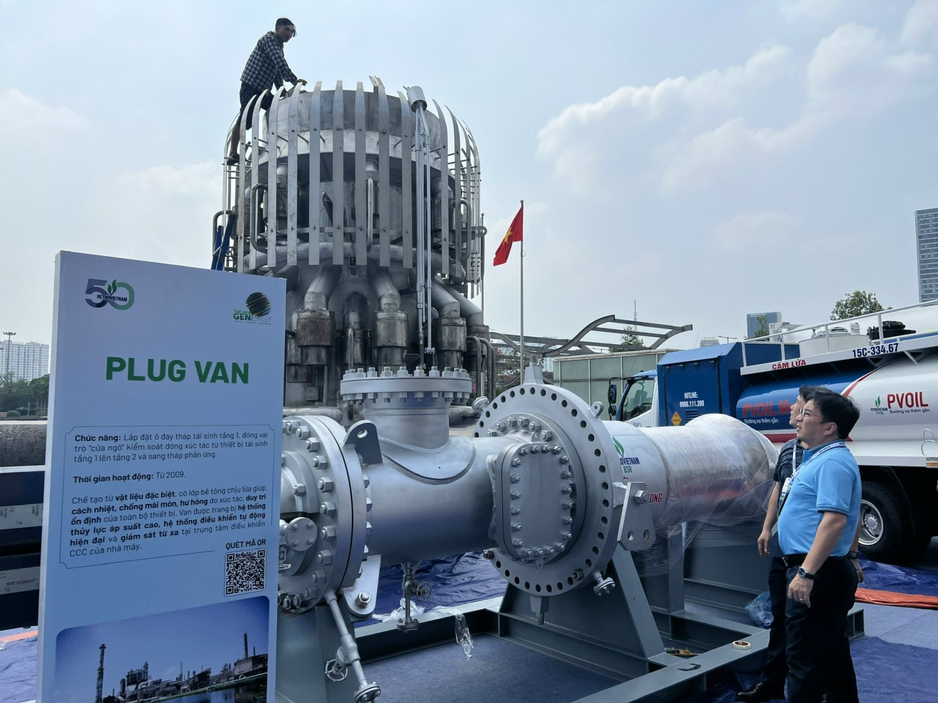 Tổng Giám đốc BSR Nguyễn Việt Thắng (áo xanh) đã trực tiếp chỉ đạo, giám sát khu trưng bày ngoài trời Tổng Giám đốc BSR Nguyễn Việt Thắng (áo xanh) đã trực tiếp chỉ đạo, giám sát khu trưng bày ngoài trời