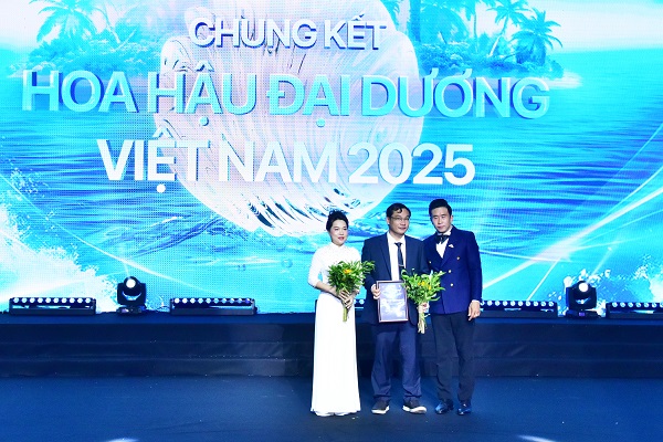 BTC tri ân : Ông Nguyễn Anh Vũ- Chủ tịch HHDL Ninh Thuận- Khánh Hòa, Chủ tịch Công ty Phát Hoàng Long (Vĩnh Hy Resort) và bà Dương Thanh Vân- CEO Công ty Phát Hoàng Long- Vĩnh Hy Resort & Travel đơn vị tài trợ chính cuộc thi