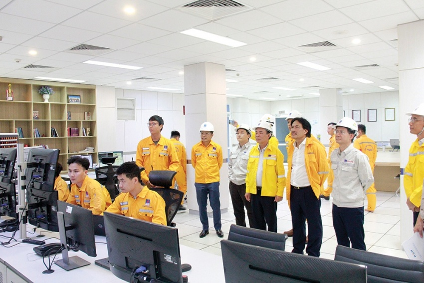 Chủ tịch Hội Dầu khí Việt Nam Nguyễn Quốc Thập cùng đoàn công tác thăm phòng Điều khiển trung tâm Nhà máy Đạm Cà Mau Chủ tịch Hội Dầu khí Việt Nam Nguyễn Quốc Thập cùng đoàn công tác thăm phòng Điều khiển trung tâm Nhà máy Đạm Cà Mau