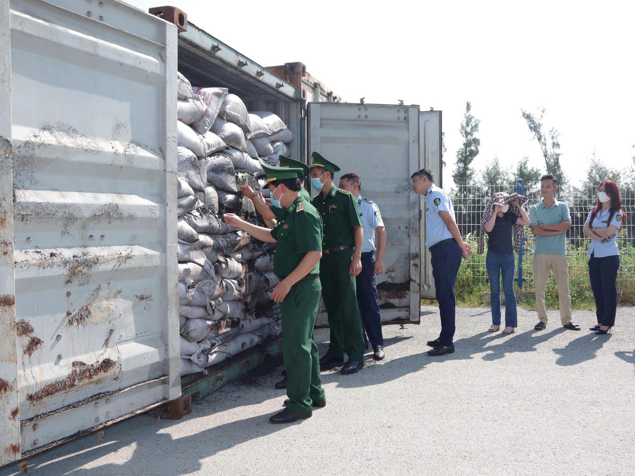 Phát hiện container chứa 29,84 tấn phế liệu kim loại có dấu hiệu vi phạm pháp luật