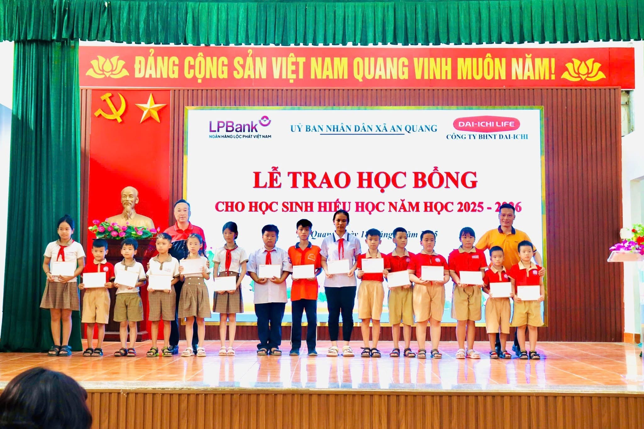 Trao gửi yêu thương – Tiếp sức học sinh hiếu học xã An Quang