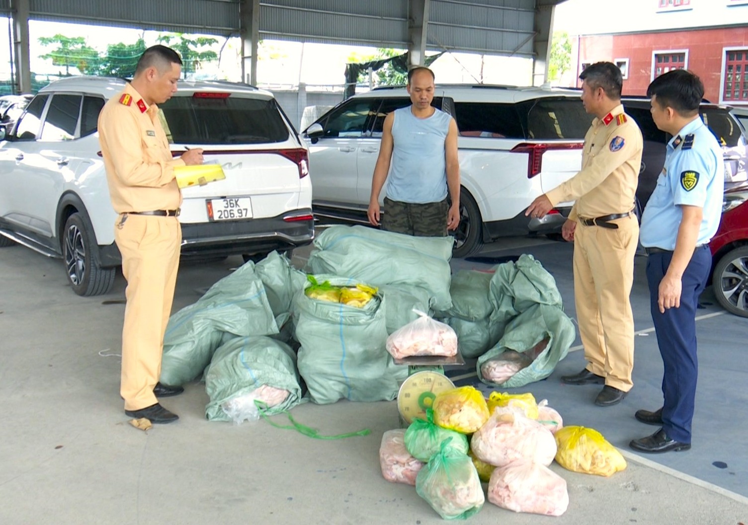 Phòng Cảnh sát giao thông Công an tỉnh phát hiện, bắt giữ vụ vận chuyển hàng hóa không có hóa đơn, chứng từ chứng minh nguồn gốc, xuất xứ Phòng Cảnh sát giao thông Công an tỉnh phát hiện, bắt giữ vụ vận chuyển hàng hóa không có hóa đơn, chứng từ chứng minh nguồn gốc, xuất xứ