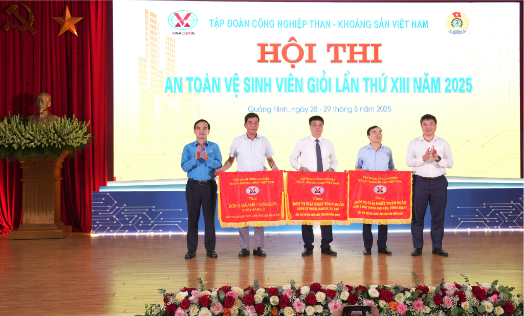 Khen thưởng các đơn vị giành giải nhất tại hội thi.