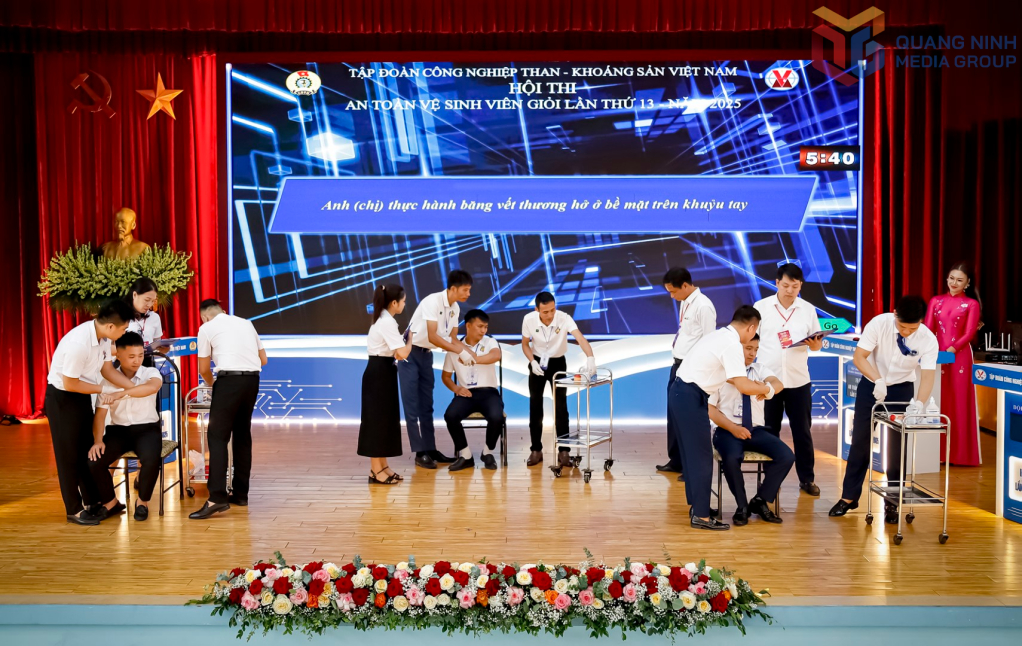 Thực hành băng bó vết thương tại Hội thi ATVSV giỏi lần thứ 13 năm 2025.