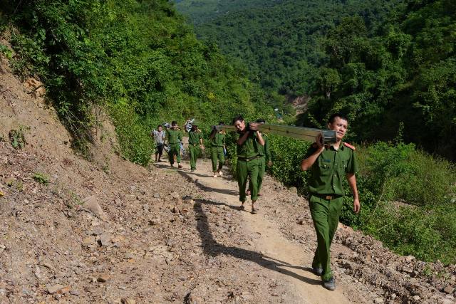Công an Nghệ An gấp rút xây dựng nhà tặng đồng bào vùng lũ ở miền Tây