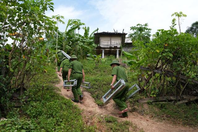 Những bước chân bền bỉ trên dốc núi đưa mái ấm đến vùng lũ.