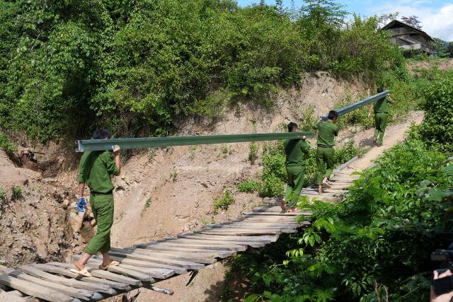 Với phương châm “nhanh một giờ, bà con có nhà sớm một giờ”, Công an Nghệ An đang gấp rút hoàn thành tặng bà con đồng bào các dân tộc thiểu số bị thiệt hại do mưa lũ.