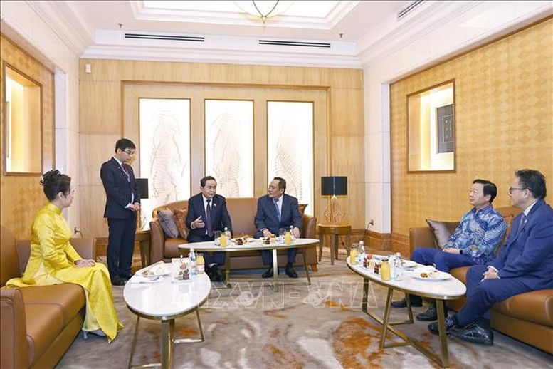 Chủ tịch Thượng viện Malaysia Dato' Awang Bemee Awang Ali Basah tiễn Chủ tịch Quốc hội Trần Thanh Mẫn và Phu nhân - Ảnh: TTXVN Chủ tịch Thượng viện Malaysia Dato' Awang Bemee Awang Ali Basah tiễn Chủ tịch Quốc hội Trần Thanh Mẫn và Phu nhân - Ảnh: TTXVN