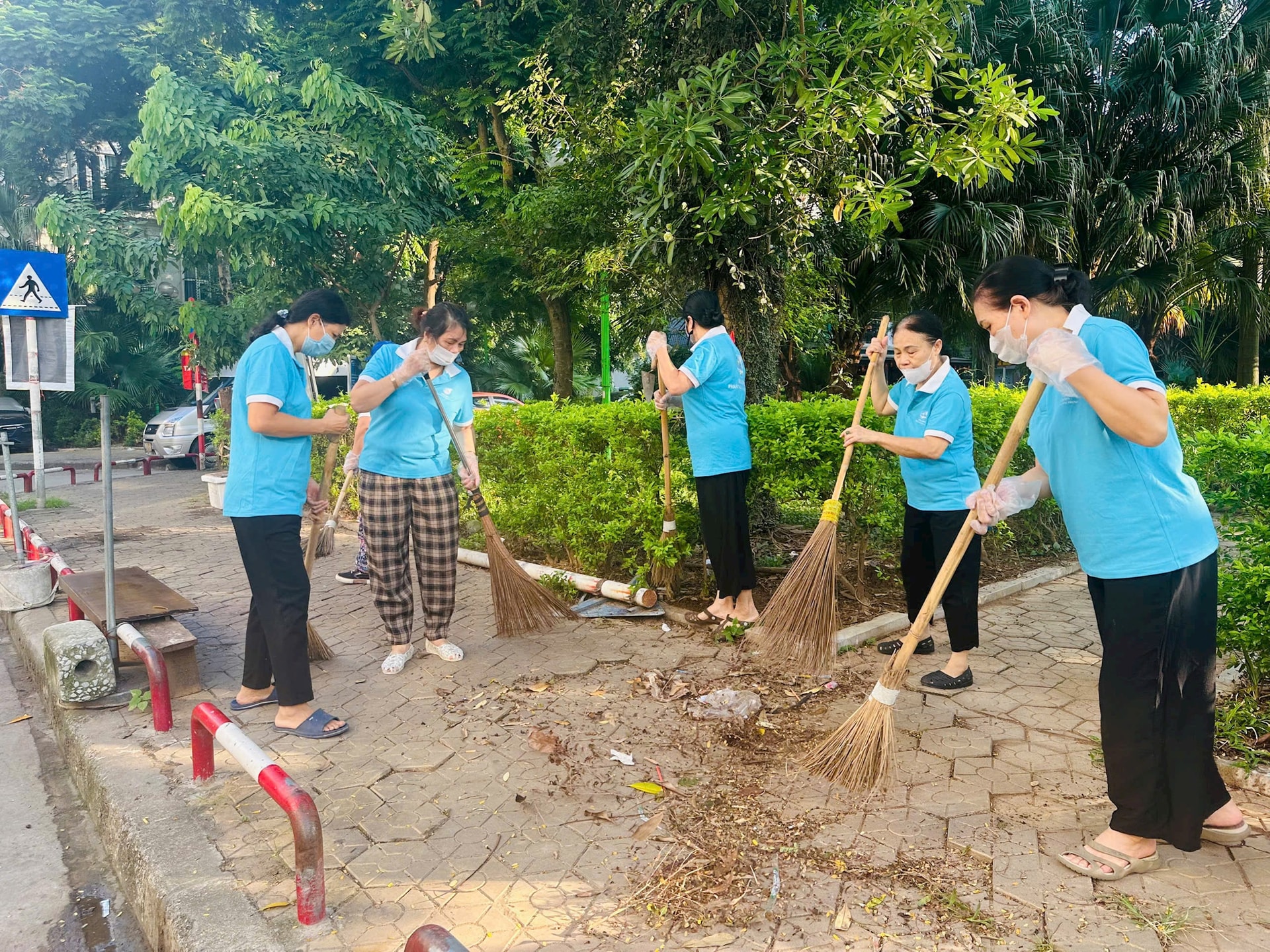 Phường Đống Đa (Hà Nội) ra quân chỉnh trang đô thị tại các vườn hoa công cộng