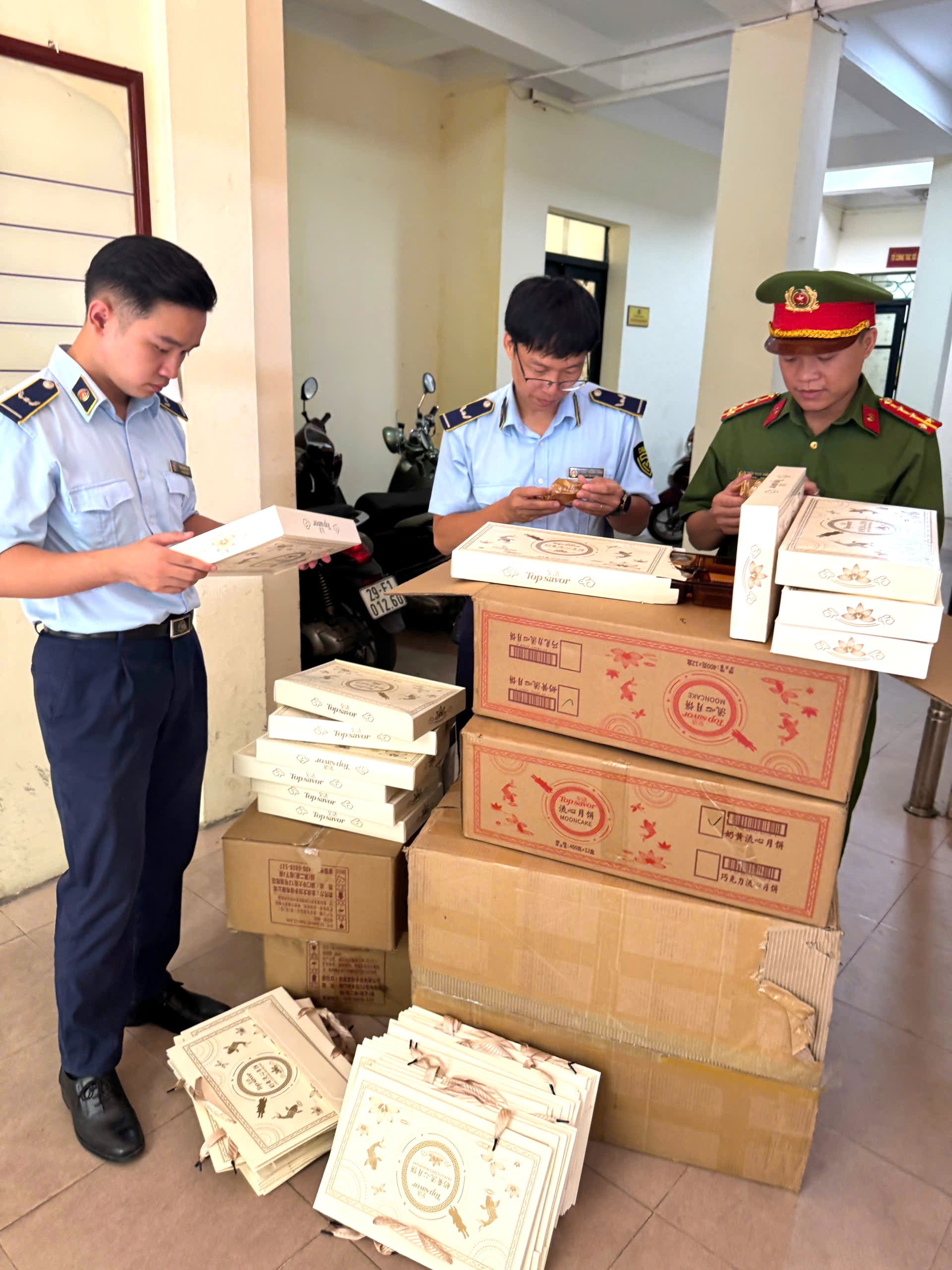 Đội QLTT số 5 phối hợp kiểm tra lô hàng hóa vi phạm