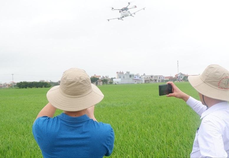 Drone: "Trợ thủ" mới của nhà nông