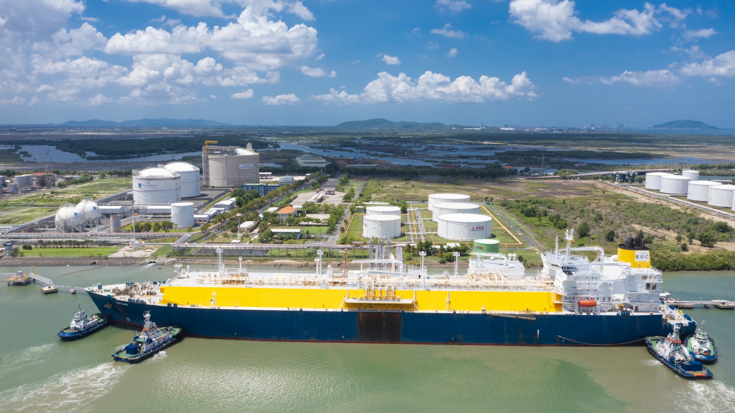 Tàu chở LNG nhập khẩu cập bến Kho cảng PV GAS Vũng Tàu