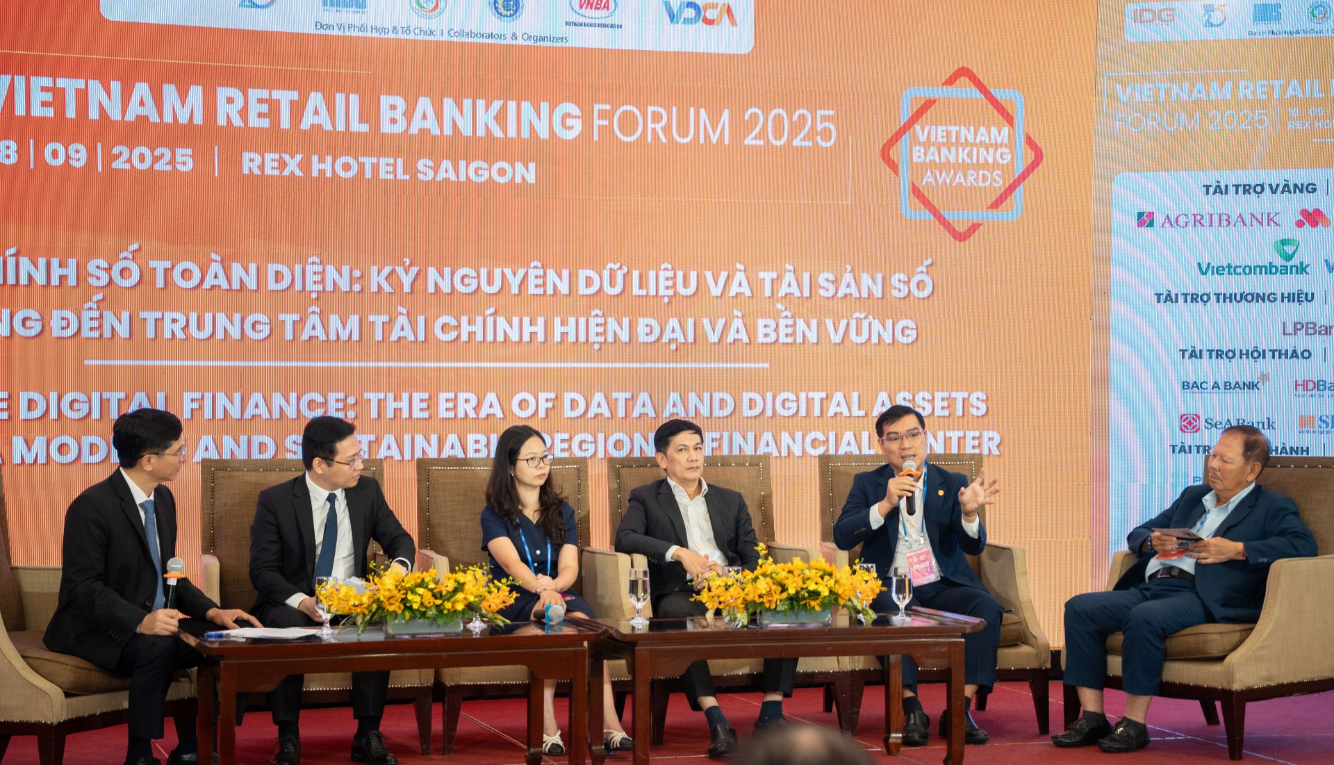 Ông Đàm Thế Thái - Phó Tổng Giám đốc HDBank tham gia thảo luận tại Diễn đàn