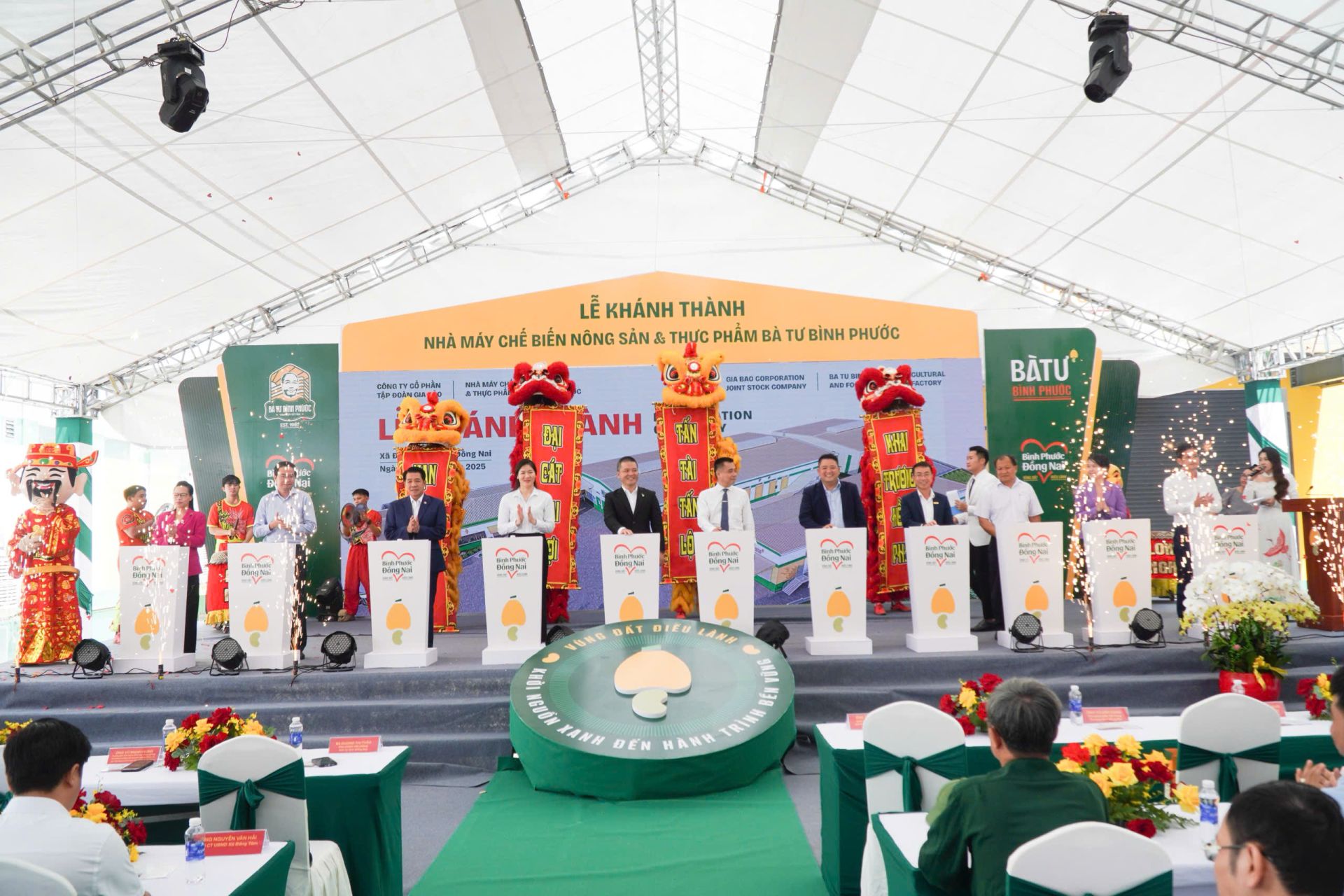 Nghi thức nhấn nút khánh thành Nhà máy Chế biến nông sản và thực phẩm Bà Tư Bình Phước