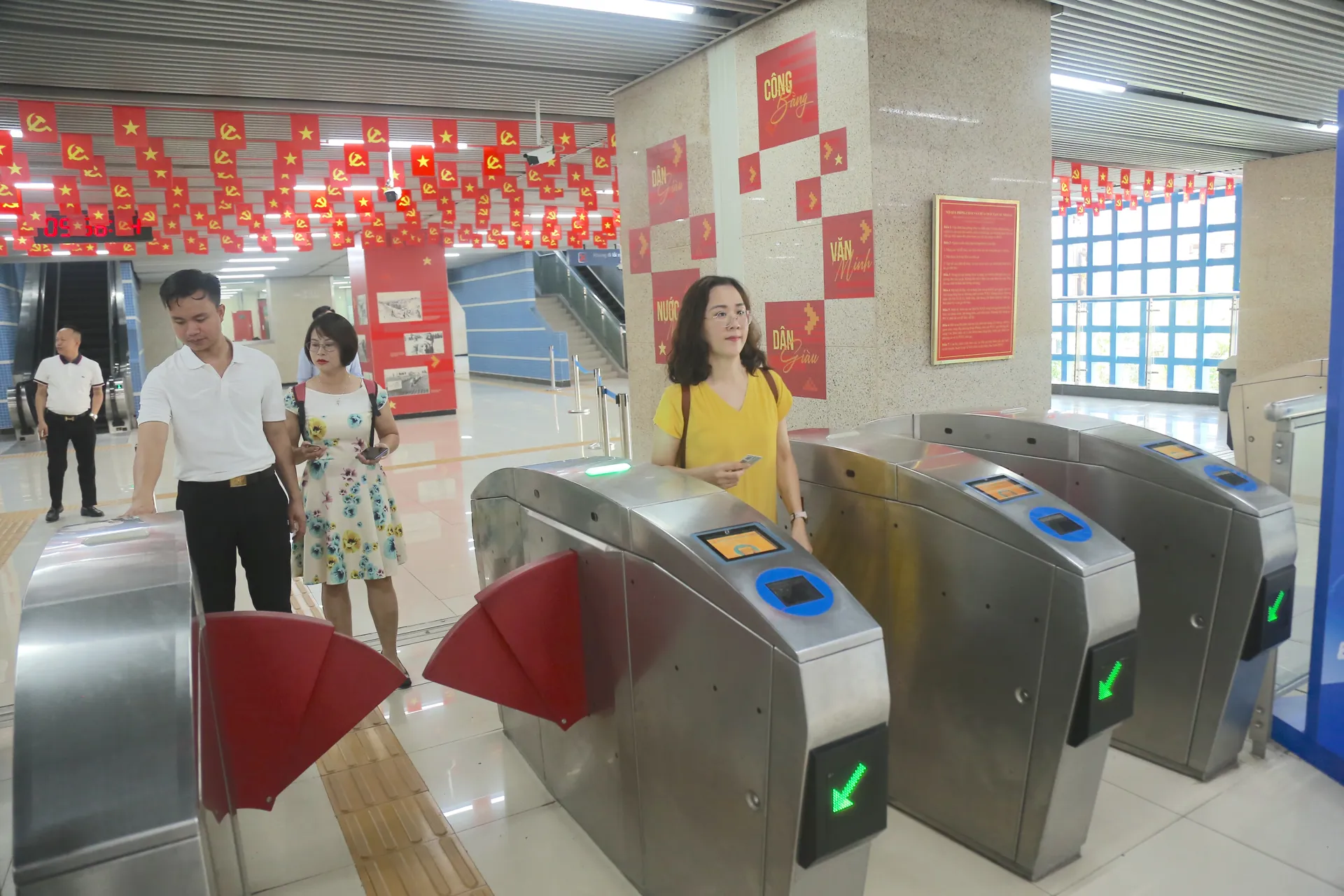 Từ ngày 20/9 đến 30/9/2025, Hà Nội Metro phối hợp cùng VISA và VietinBank triển khai chương trình thử nghiệm giải pháp định danh, xác thực điện tử và nhận diện sinh trắc học trên toàn tuyến đường sắt đô thị số 2A Cát Linh – Hà Đông. (Ảnh: Báo Kinh tế & Đô thị) Từ ngày 20/9 đến 30/9/2025, Hà Nội Metro phối hợp cùng VISA và VietinBank triển khai chương trình thử nghiệm giải pháp định danh, xác thực điện tử và nhận diện sinh trắc học trên toàn tuyến đường sắt đô thị số 2A Cát Linh – Hà Đông. (Ảnh: Báo Kinh tế & Đô thị)