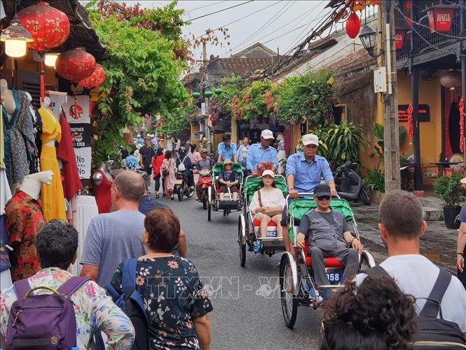 Các tour du lịch 5 ngày đến Đà Nẵng, Hội An và Phú Quốc là phổ biến nhất. Ảnh: Thanh Tùng/TTXVN