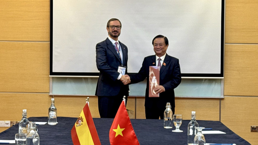 Phó Chủ tịch Quốc hội Lê Minh Hoan và Phó Chủ tịch thứ nhất Thượng viện Tây Ban Nha Javier Maroto. Phó Chủ tịch Quốc hội Lê Minh Hoan và Phó Chủ tịch thứ nhất Thượng viện Tây Ban Nha Javier Maroto.