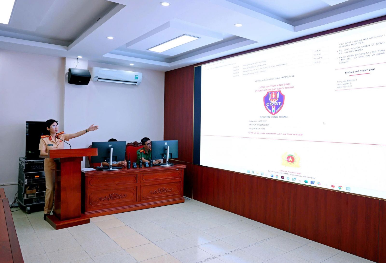 Đại diện lãnh đạo Phòng Cảnh sát giao thông Công an tỉnh giới thiệu “Hệ thống tra cứu kết quả sát hạch Giấy phép lái xe được tích hợp trên Trang Thông tin điện tử Công an tỉnh” Đại diện lãnh đạo Phòng Cảnh sát giao thông Công an tỉnh giới thiệu “Hệ thống tra cứu kết quả sát hạch Giấy phép lái xe được tích hợp trên Trang Thông tin điện tử Công an tỉnh”