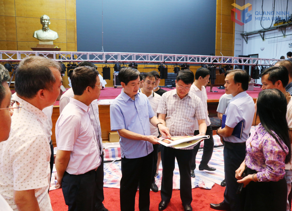Ông Vũ Quyết Tiến, Phó Bí thư Tỉnh ủy Quảng Ninh kiểm tra công tác trang trí khánh tiết tại Trung tâm Tổ chức hội nghị tỉnh. Ông Vũ Quyết Tiến, Phó Bí thư Tỉnh ủy Quảng Ninh kiểm tra công tác trang trí khánh tiết tại Trung tâm Tổ chức hội nghị tỉnh.