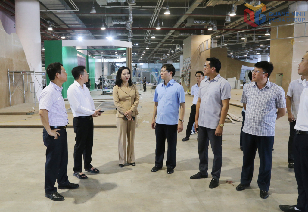 Đoàn công tác kiểm tra công tác chuẩn bị cho Triển lãm thành tựu phát triển kinh tế - xã hội tỉnh. Đoàn công tác kiểm tra công tác chuẩn bị cho Triển lãm thành tựu phát triển kinh tế - xã hội tỉnh.