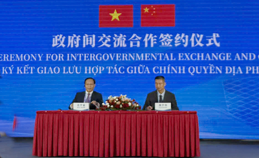 Đồng chí Phạm Văn Thịnh và lãnh đạo thành phố Nam Ninh ký lại Bản ghi nhớ giữa UBND tỉnh Bắc Ninh và Chính quyền nhân dân thành phố Nam Ninh.