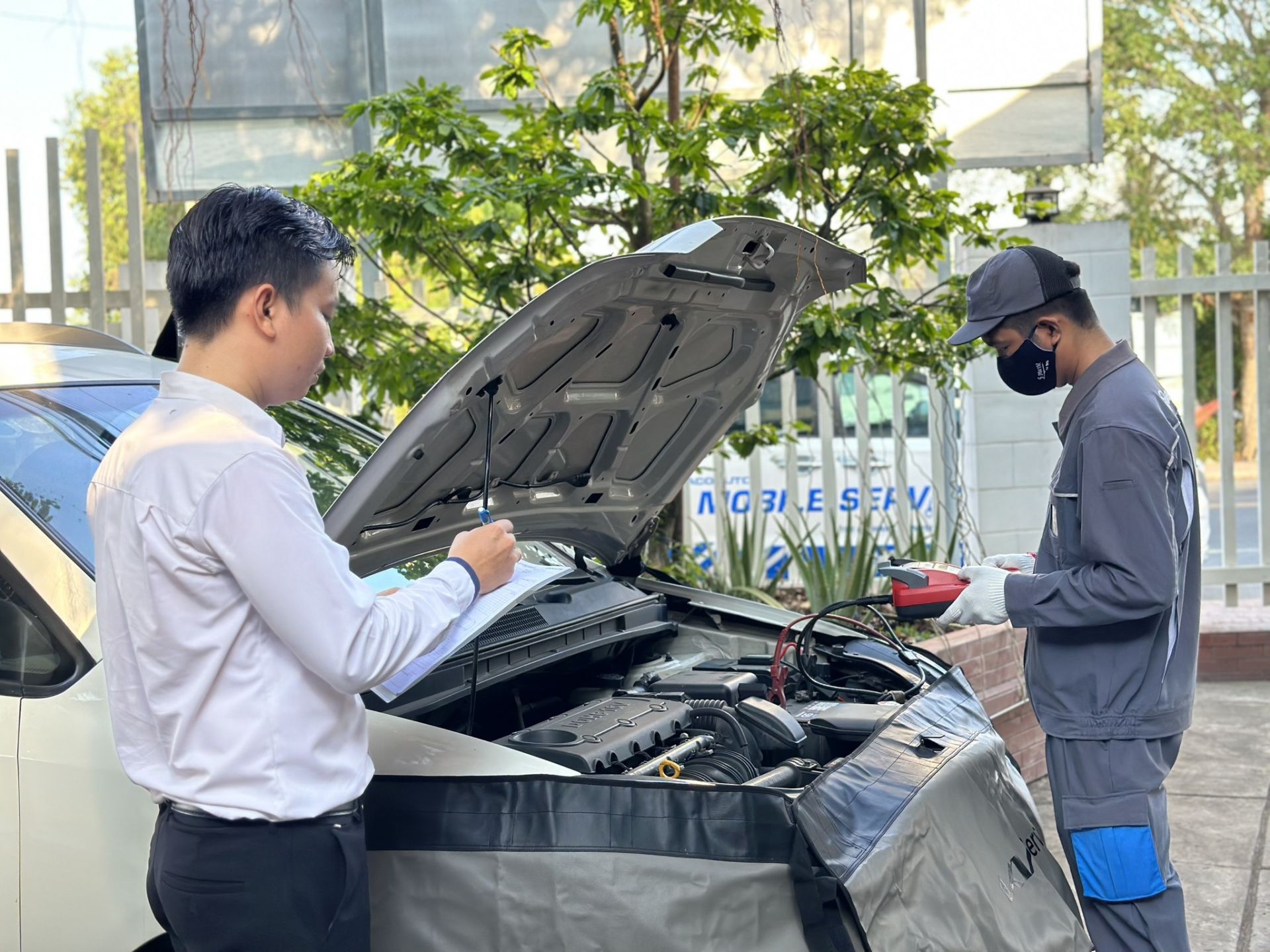 Kỹ thuật viên THACO AUTO kiểm tra kỹ lưỡng tình trạng xe cho khách hàng