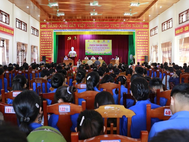 Hơn 700 người tham dự phiên tòa giả định là các đoàn viên, thanh niên và người dân địa phương.