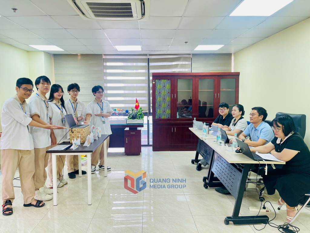 Học sinh Trường TH, THCS, THPT Văn Lang sử dụng trí tuệ nhân tạo AI và một số phần mềm thiết kế truyện tranh online trong chương trình giáo dục phổ thông 2018 nhằm phát triển năng lực tự học hóa học của học sinh trung học phổ thông.