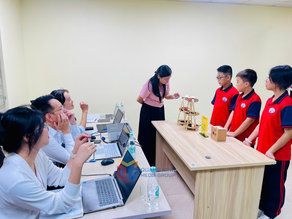 Học sinh Trường TH Hà Lầm giới thiệu về công dụng của viên nén khử mùi từ bã cà phê.