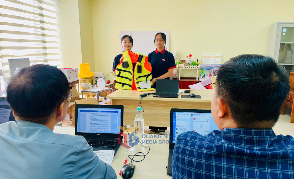 Học sinh Trường TH, THCS và THPT Đoàn Thị Điểm giới thiệu sản phẩm áo phao cứu nạn thông minh.