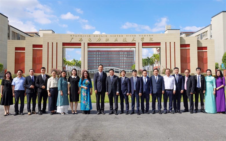 Đoàn công tác EPU chụp ảnh lưu niệm tại Học viện Kỹ thuật nghề nghiệp Điện lực Quảng Tây