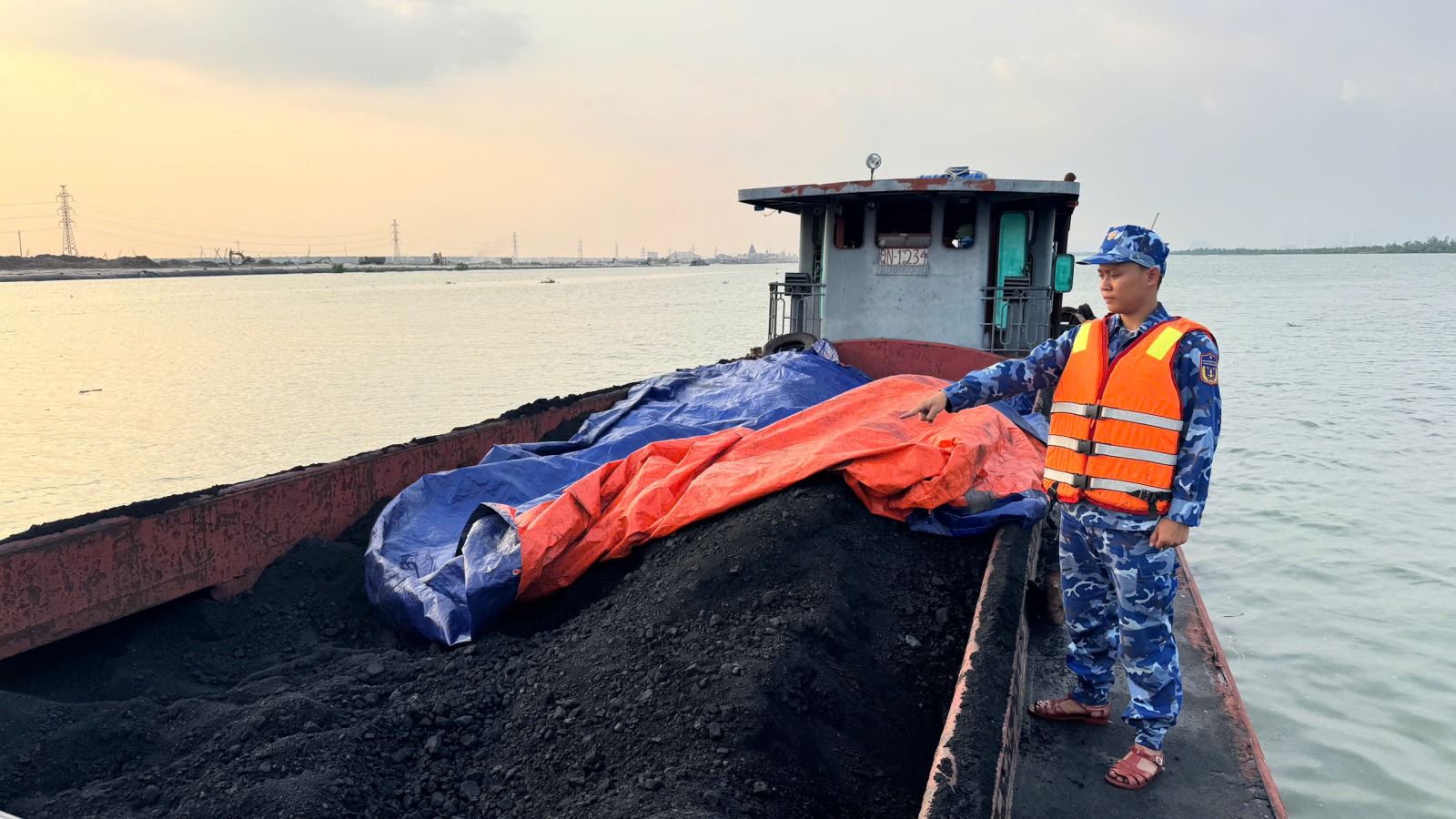 Cảnh sát biển phát hiện tàu chở 110 tấn than không rõ nguồn gốc