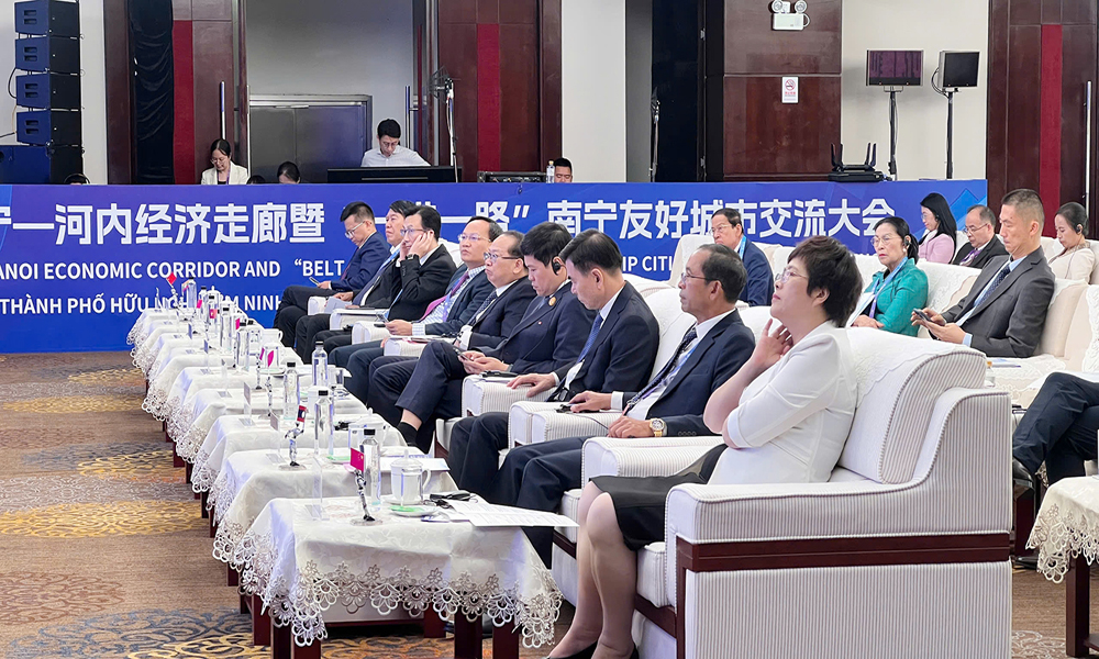 Đồng chí Phạm Văn Thịnh (thứ 4 từ trái sang phải) và Đoàn công tác dự Hội nghị Giao lưu thành phố Hữu nghị Nam Ninh - Hành lang kinh tế Nam Ninh - Hà Nội 2025.