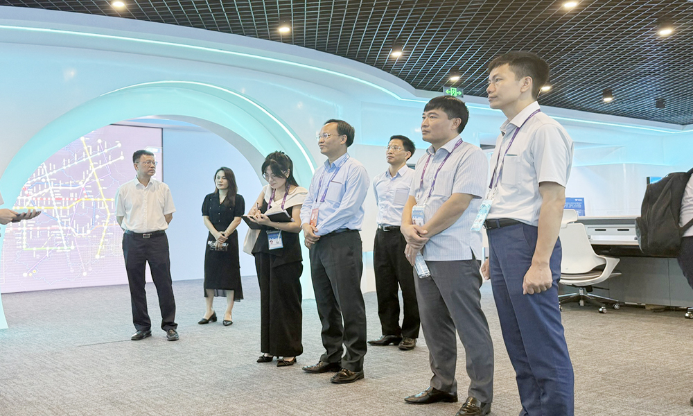 Đồng chí Phạm Văn Thịnh và Đoàn công tác tham quan Tập đoàn Công ty trách nhiệm hữu hạn Đường sắt đô thị Nam Ninh.