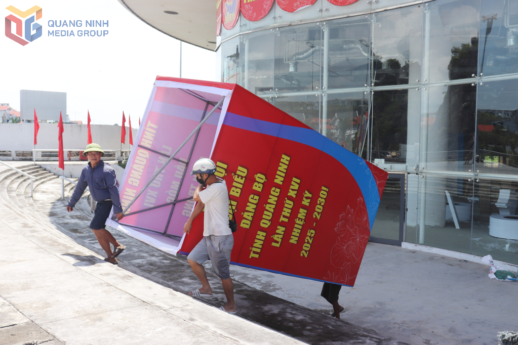 Các đơn vị lắp đặt pano cỡ lớn tại triển lãm.