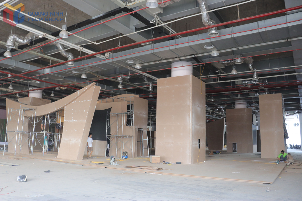 Không gian trưng bày trong Cung Quy hoạch, Hội chợ và Triển lãm tỉnh đang được lắp dựng.