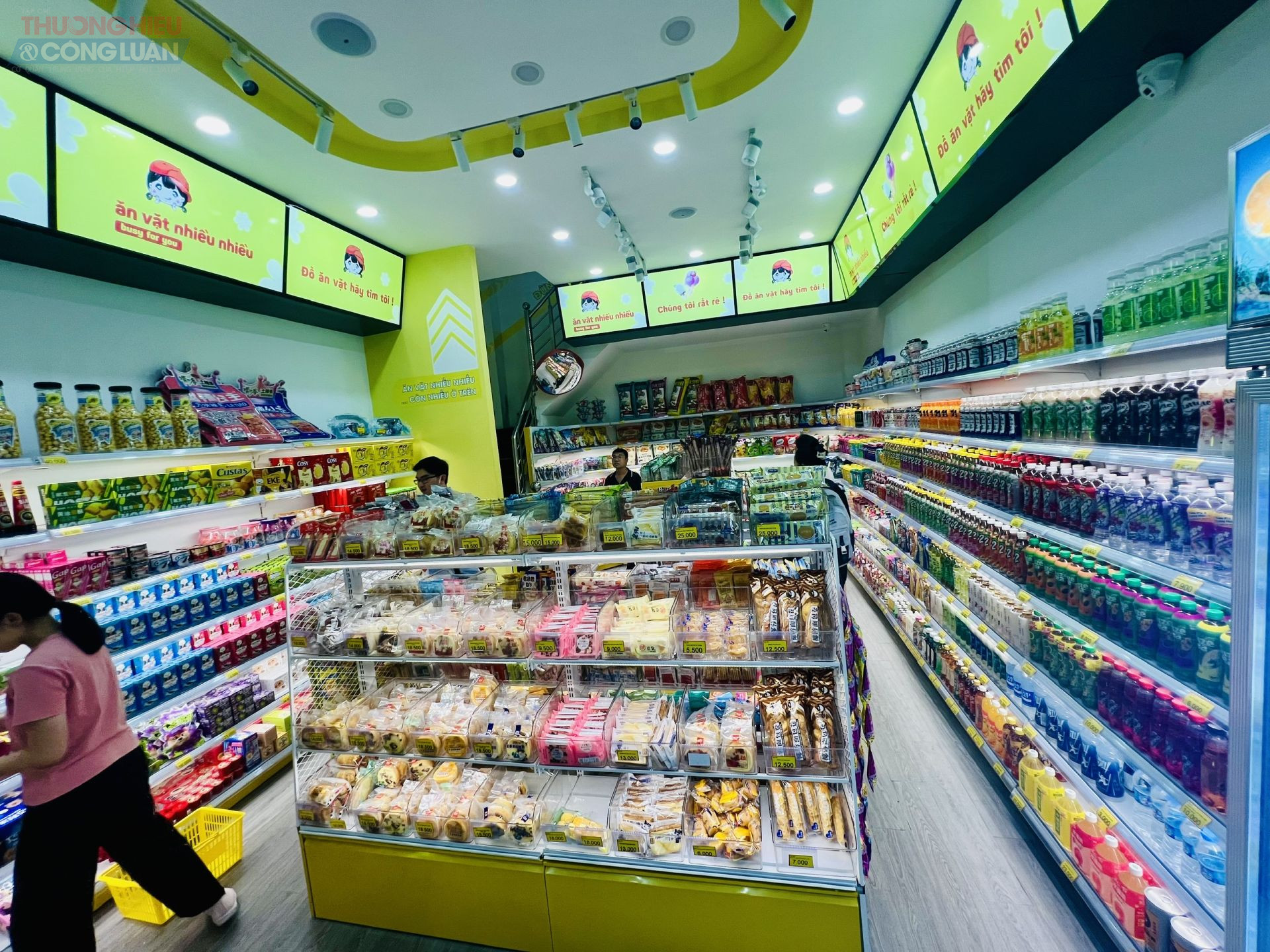 Không gian bên trong cửa hàng Ăn vặt nhiều nhiều số 86 Tôn Thất Tùng, phường Kim Liên, Hà Nội